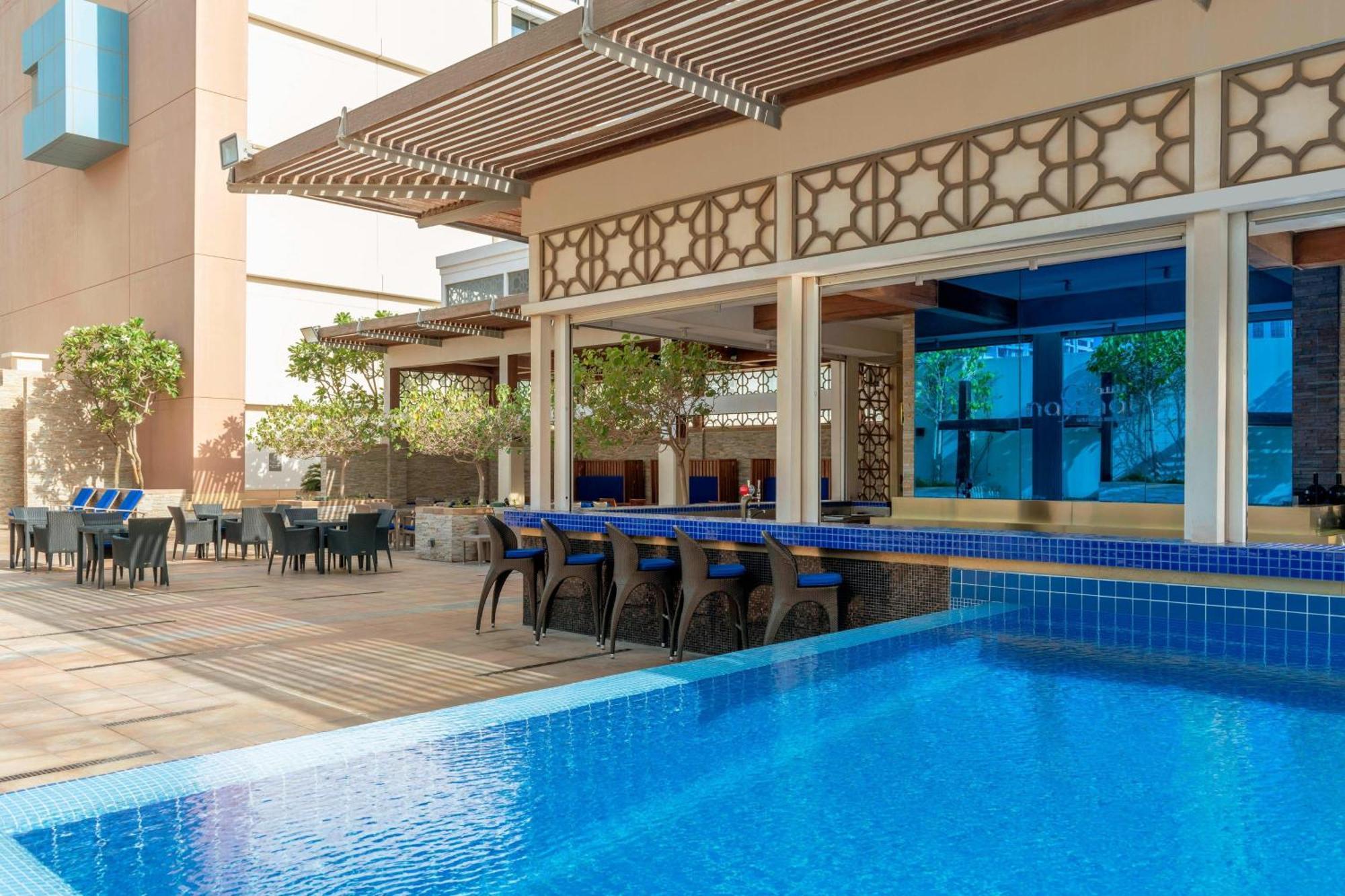 Le Méridien City Centre Bahrain Manama Exterior foto The pool at the hotel