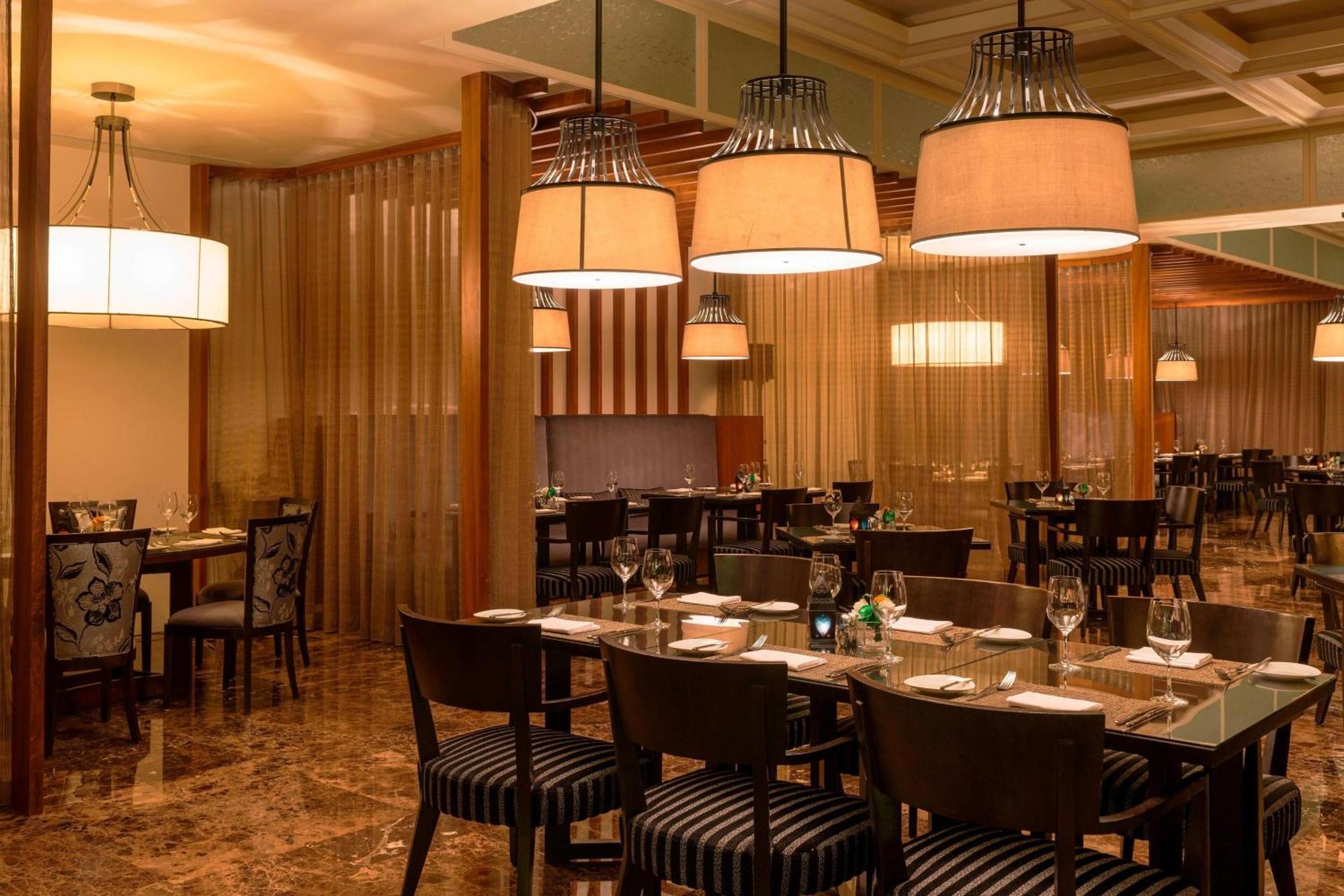 Le Méridien City Centre Bahrain Manama Exterior foto The interior of the restaurant